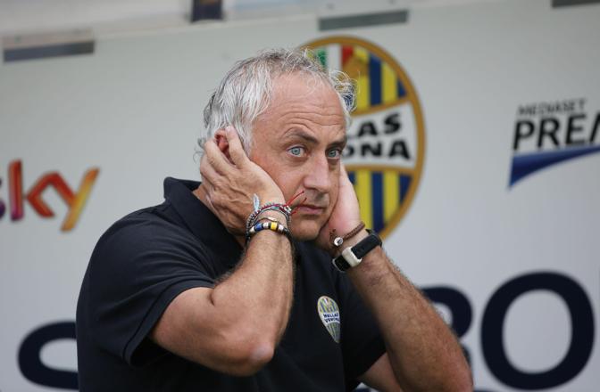 Una curiosa espressione del tecnico del Verona, Andrea Mandorlini, evidentemente poco felice della sua squadra ad inizio partita. Ansa